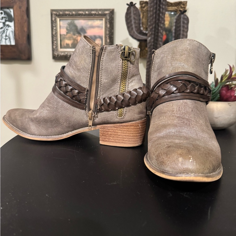 Brown vynl Ankle Boots with faux leather Finish and Rubber Sole